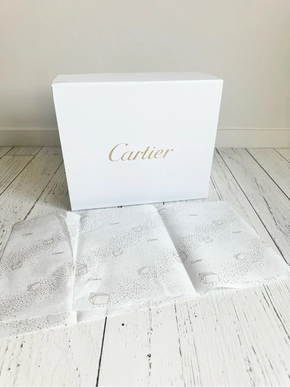 CARTIER - White Cartier Gift Box